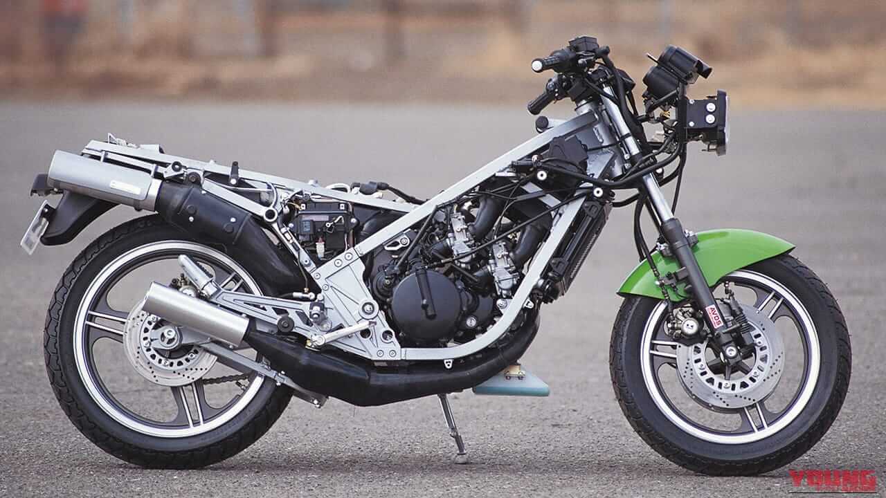1984年に登場したカワサキのKR250のカウルとシートを取り外した状態の写真｜「80年代デザインが今見ると新鮮…」42年前に登場したカワサキの名車。変態的すぎるメカニズムを採用し、今もカルト的な人気を持つ［KR250］を紹介