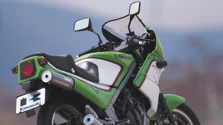 1984年に登場したカワサキのKR250のリアから右サイドの写真｜「80年代デザインが今見ると新鮮…」42年前に登場したカワサキの名車。変態的すぎるメカニズムを採用し、今もカルト的な人気を持つ［KR250］を紹介