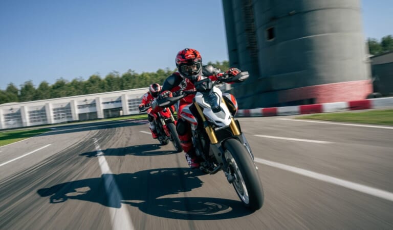DUCATI HYPERMOTARD V2 SP｜アルミニウム製モノコックフレームで軽量化! 可変バルブタイミングIVTを新採用したドゥカティ新型V2ツイン2車が国内導入開始【ハイパーモタードV2 SP/デザートX】