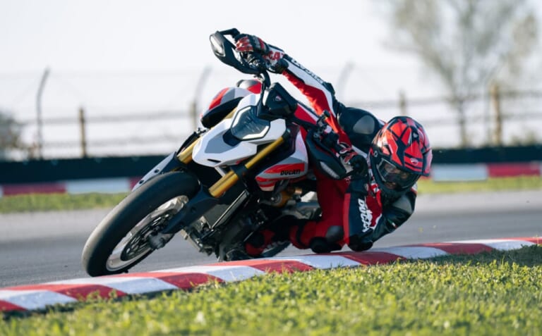 DUCATI HYPERMOTARD V2 SP｜アルミニウム製モノコックフレームで軽量化! 可変バルブタイミングIVTを新採用したドゥカティ新型V2ツイン2車が国内導入開始【ハイパーモタードV2 SP/デザートX】