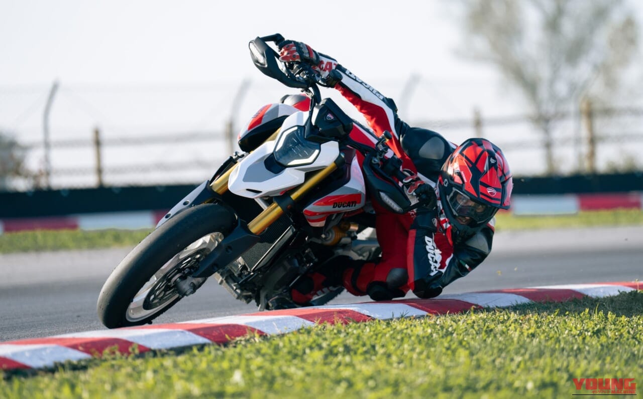 DUCATI HYPERMOTARD V2 SP｜アルミニウム製モノコックフレームで軽量化! 可変バルブタイミングIVTを新採用したドゥカティ新型V2ツイン2車が国内導入開始【ハイパーモタードV2 SP/デザートX】