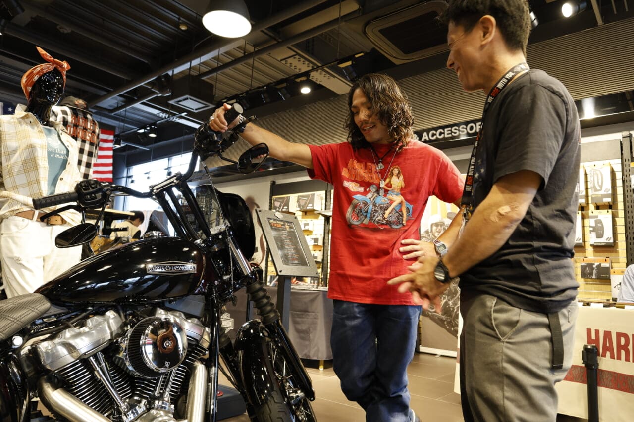 |総合格闘家・箕輪ひろば選手が愛車のハーレー披露! 【ハーレーダビッドソン所沢で週末を満喫】