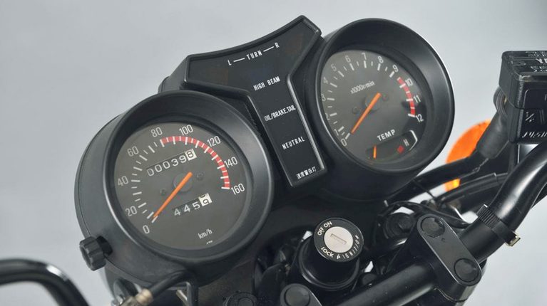 予約殺到で2ストブームを巻き起こした日の丸カラーの名車［YAMAHA RZ250］ ｜普通免許で乗れる全天候電動トライクが1位! 限定300台418万円の過給モンスター復活や、わずか3年で消えた美しきヨンフォアetc。10月のバイク&クルマ人気記事TOP10