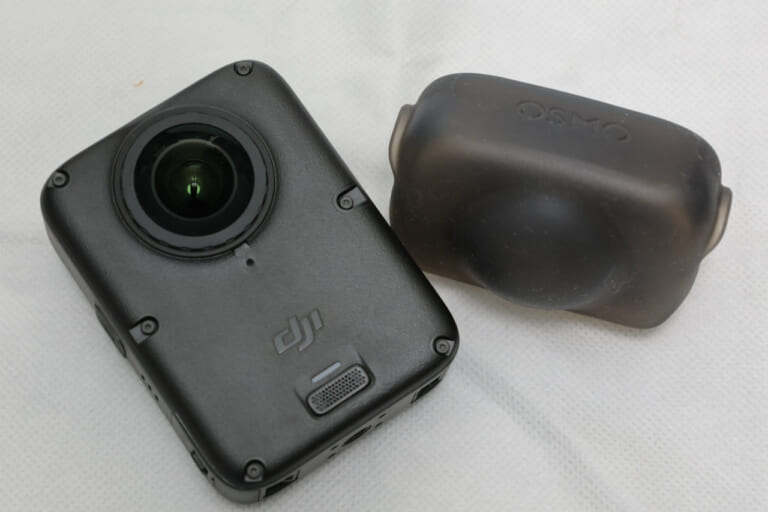 DJI Osmo 360 II本体と、レンズ保護のシリコンキャップ|「この進化は嬉しい…」DJI Osmo 360 IIが登場!ライダーにとって見逃せない新機能を採用! 実機でその実力をチェック!