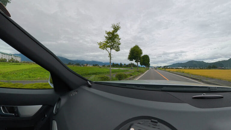 自動車のダッシュボードにDJI Osmo 360 Ⅱを装着して撮影した道路|「この進化は嬉しい…」DJI Osmo 360 IIが登場!ライダーにとって見逃せない新機能を採用! 実機でその実力をチェック!