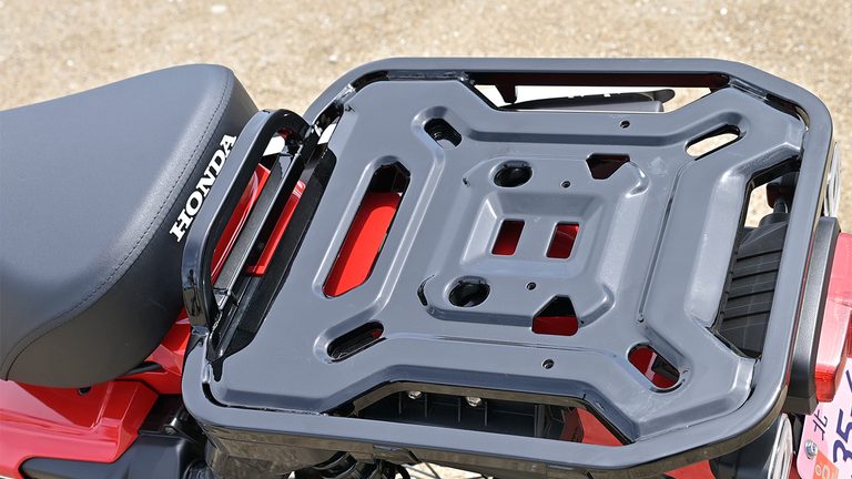 W409×D477mmの大型キャリアを装備し、キャンプツーリングも楽々こなす。|【実走検証】CT125ハンターカブはガソリン満タンで何キロ走れる?ハイスピード房総ツーリングで限界まで走らせてみた結果!