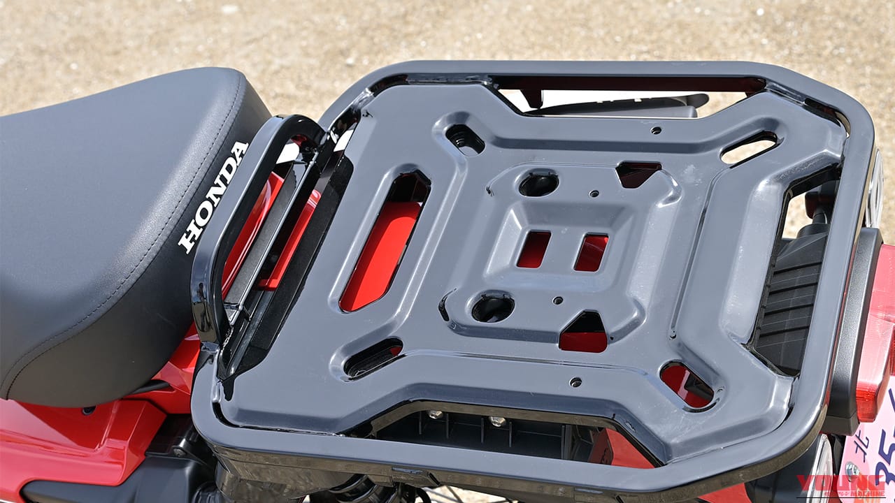 W409×D477mmの大型キャリアを装備し、キャンプツーリングも楽々こなす。|【実走検証】CT125ハンターカブはガソリン満タンで何キロ走れる?ハイスピード房総ツーリングで限界まで走らせてみた結果!