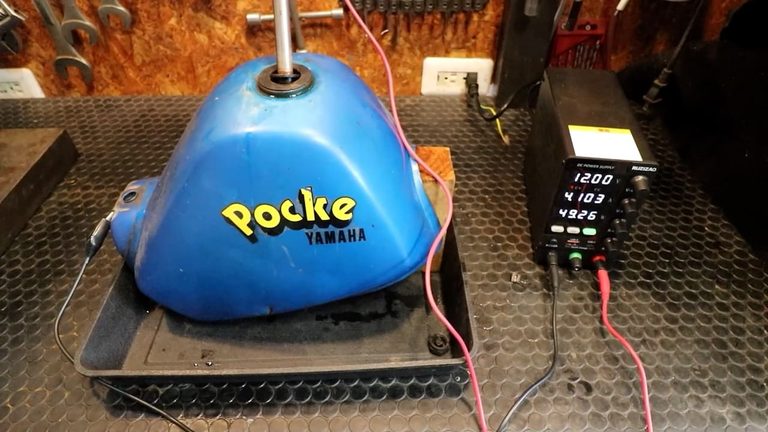 【コスト50円】サビ取りケミカル不要! セスキ炭酸ソーダと電気の力で「ヤマハ ポッケ」のガソリンタンクを劇的再生した実験記録｜【コスト50円】サビ取りケミカル不要! セスキ炭酸ソーダと電気の力で「ヤマハ ポッケ」のガソリンタンクを劇的再生した実験記録