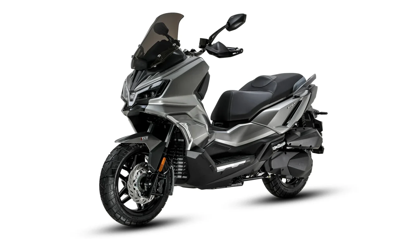 SYM ADX 250|欧州8000km砂漠走破の血統! スマホ連携&TCS装備の本格クロスオーバー250ccスクーターが台湾SYMから上陸中【ADX 250】