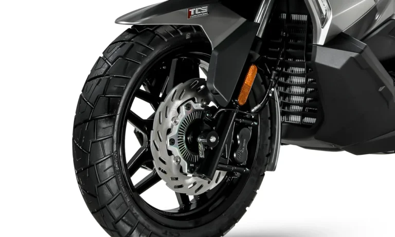 SYM ADX 250|欧州8000km砂漠走破の血統! スマホ連携&TCS装備の本格クロスオーバー250ccスクーターが台湾SYMから上陸中【ADX 250】