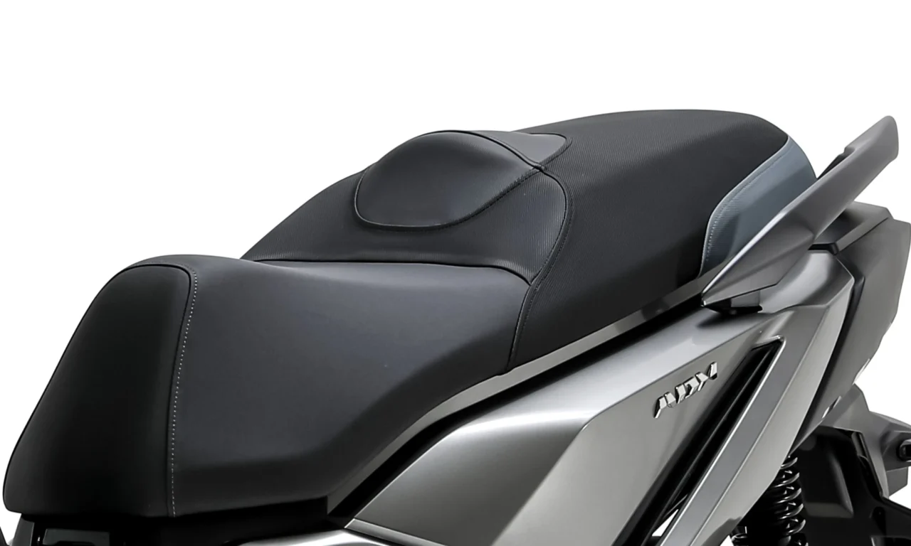 SYM ADX 250|欧州8000km砂漠走破の血統! スマホ連携&TCS装備の本格クロスオーバー250ccスクーターが台湾SYMから上陸中【ADX 250】