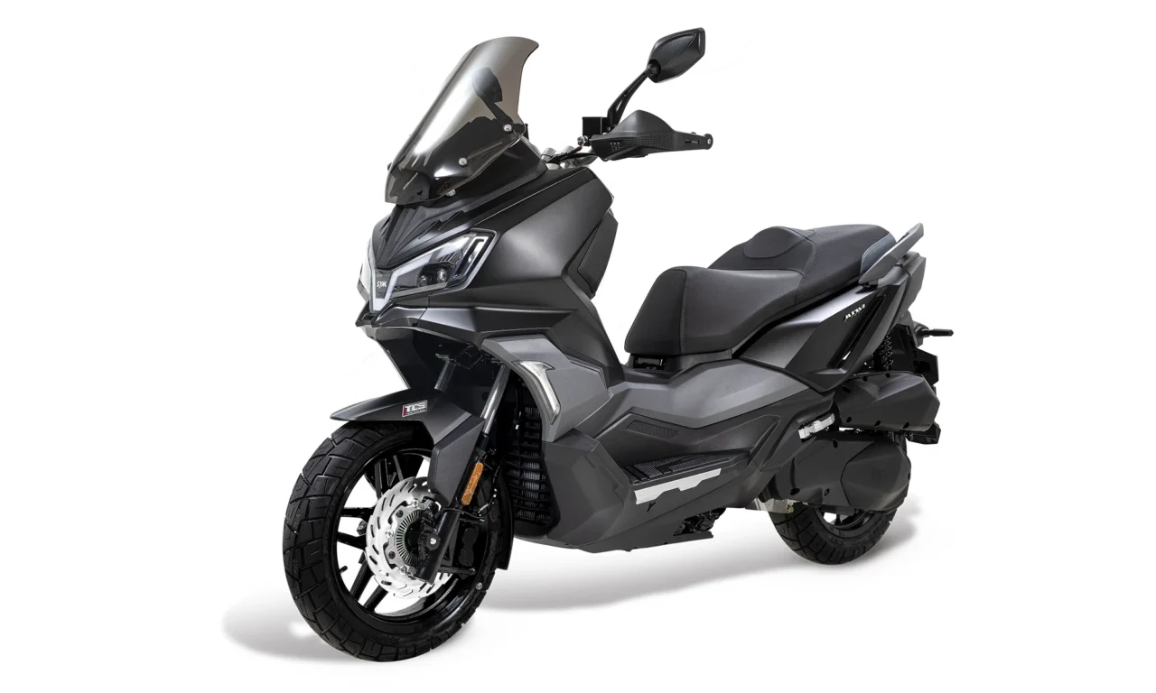 SYM ADX 250|欧州8000km砂漠走破の血統! スマホ連携&TCS装備の本格クロスオーバー250ccスクーターが台湾SYMから上陸中【ADX 250】