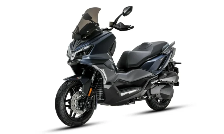 SYM ADX 250|欧州8000km砂漠走破の血統! スマホ連携&TCS装備の本格クロスオーバー250ccスクーターが台湾SYMから上陸中【ADX 250】