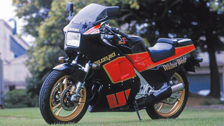 1985 SUZUKI RG250Γ WW｜「今見てもやっぱカッコいいわ…」40年以上前のモデルとは思えない！ ひと目でわかるカラーリングとアルミフレームが印象的な名車［スズキ RG250Γ］