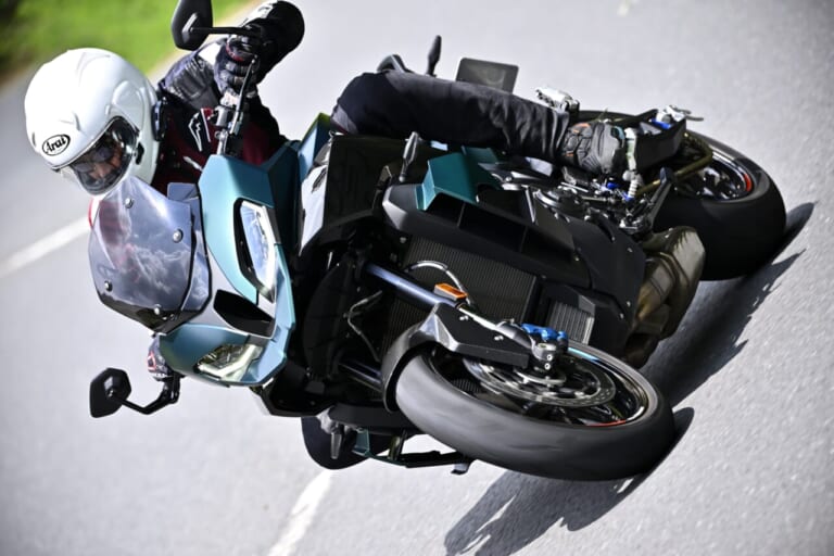 BMW M1000XR｜【走りに集中する“Mシリーズ”らしい高いスポーツ性をとくと味わえ！】BMW M1000XR試乗レポート