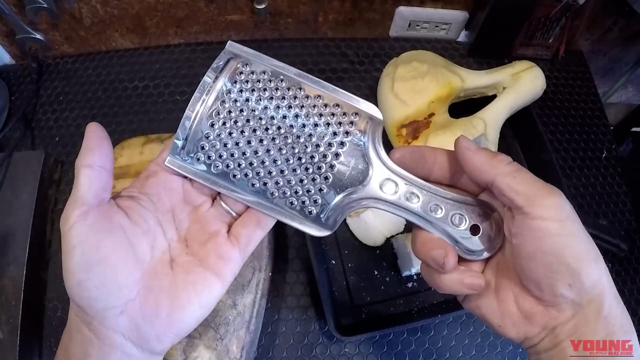 【材料0円補修】穴あきバイクシートのスポンジ再生!「不要な自転車サドル」と100円ショップおろし金で直す裏ワザ｜【材料0円補修】穴あきバイクシートのスポンジ再生!「不要な自転車サドル」と100円ショップおろし金で直す裏ワザ
