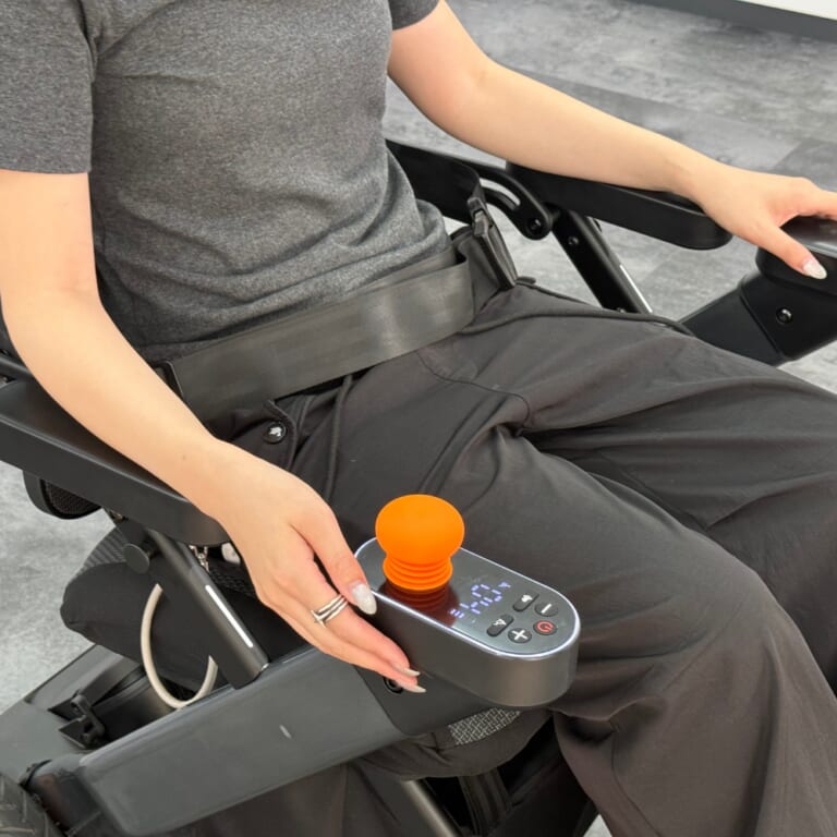 ELEMOs e-Buddy|【免許不要/1台3役】ジョイスティック1本で直感操作! 電動車いす「e-Buddy」が叶えるアクティブな老後の自由