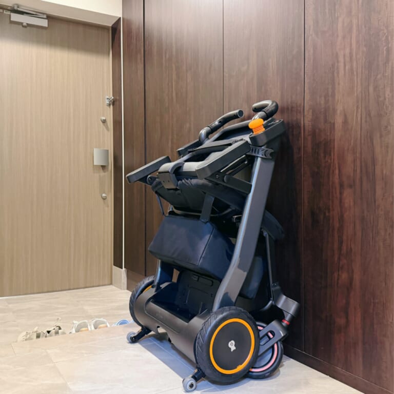 ELEMOs e-Buddy|【免許不要/1台3役】ジョイスティック1本で直感操作! 電動車いす「e-Buddy」が叶えるアクティブな老後の自由