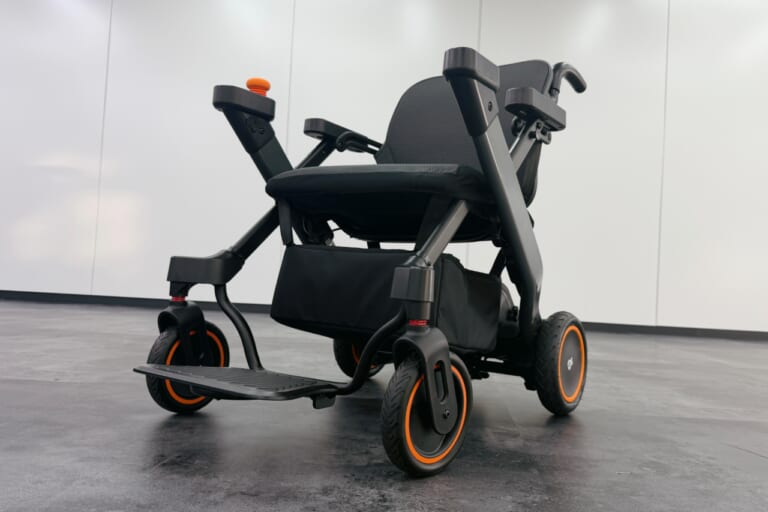 ELEMOs e-Buddy|【免許不要/1台3役】ジョイスティック1本で直感操作! 電動車いす「e-Buddy」が叶えるアクティブな老後の自由