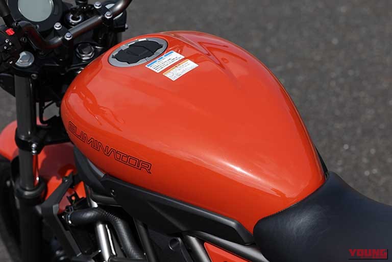 カワサキのエリミネーター2026年モデルの燃料タンク|「クルーザー系は好きになれない…」有名ライダーが試乗で漏らしたホンネ。カワサキの大ヒットモデル エリミネーターに乗って分かった、そんなネガを吹き消す魅力とは