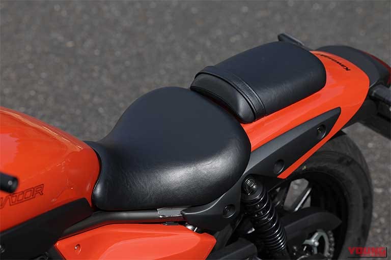 カワサキのエリミネーター2026年モデルのシート|「クルーザー系は好きになれない…」有名ライダーが試乗で漏らしたホンネ。カワサキの大ヒットモデル エリミネーターに乗って分かった、そんなネガを吹き消す魅力とは