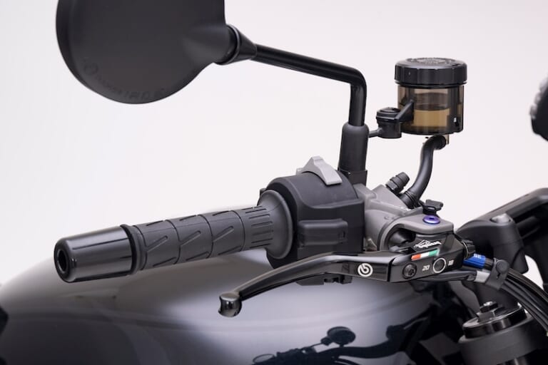 「今まで諦めていた最新Z900RSオーナーに朗報！ ブレンボ化の『配線加工ナシ』を実現するアダプターが登場