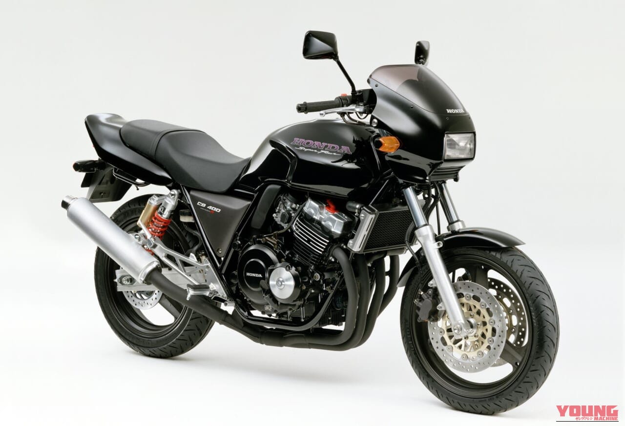 ｜“R”は伊達じゃない! 1万2000rpmで53馬力を解き放つホンダ「CB400 SUPER FOUR バージョンR」の伝説と技術