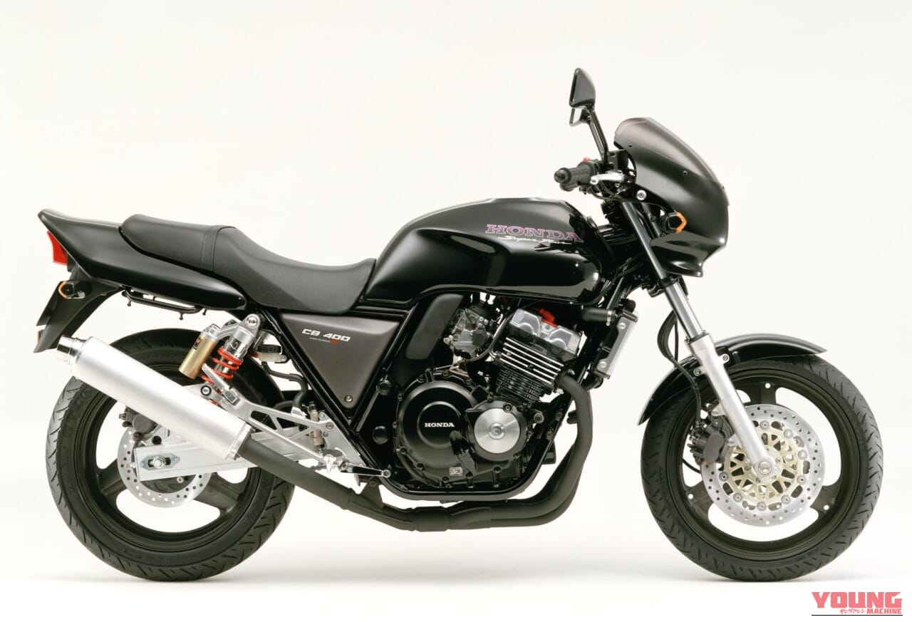 |“R”は伊達じゃない! 1万2000rpmで53馬力を解き放つホンダ「CB400 SUPER FOUR バージョンR」の伝説と技術