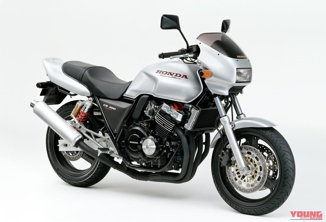 |“R”は伊達じゃない! 1万2000rpmで53馬力を解き放つホンダ「CB400 SUPER FOUR バージョンR」の伝説と技術