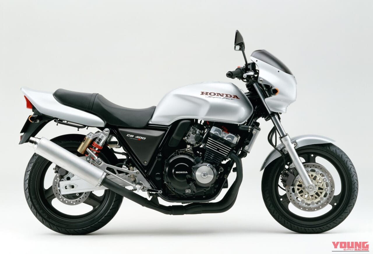 |“R”は伊達じゃない! 1万2000rpmで53馬力を解き放つホンダ「CB400 SUPER FOUR バージョンR」の伝説と技術