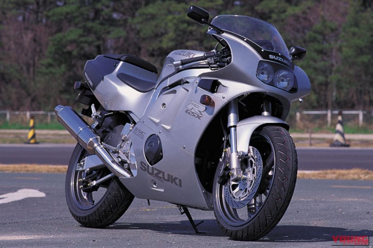 1990年製、スズキのGSX-R400Rの車体の写真|「こんなにもあるんだ…」普通二輪免許で乗れる4気筒の名車たち。レーサーレプリカモデルを一挙に7車種紹介!