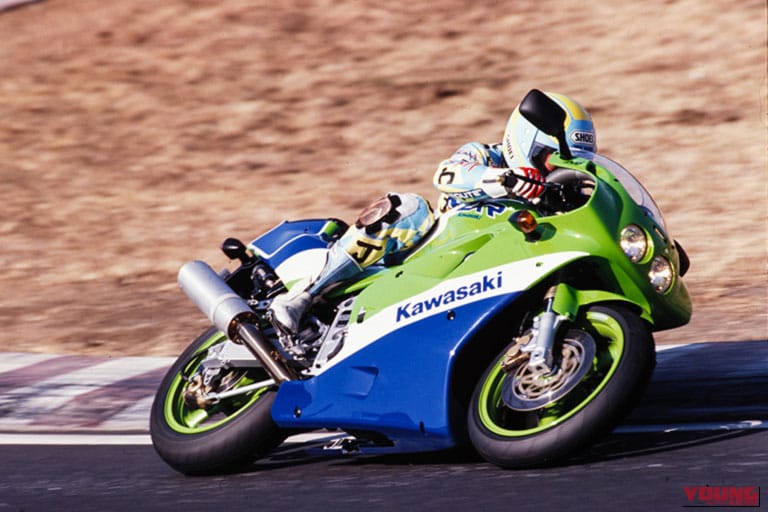 1989年製のKawasaki ZXR400がサーキットを走行している写真｜「こんなにもあるんだ…」普通二輪免許で乗れる4気筒の名車たち。レーサーレプリカモデルを一挙に7車種紹介！