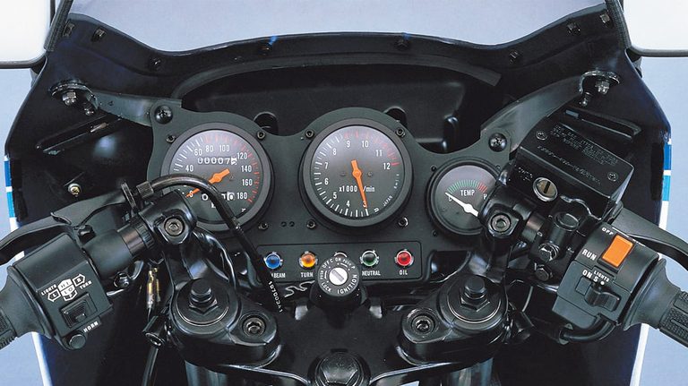 「今見てもやっぱカッコいいわ…」40年以上前のモデルとは思えない！ ひと目でわかるカラーリングとアルミフレームが印象的な名車［スズキ RG250Γ］