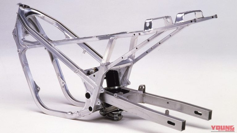 1983年3月に発売されたスズキのRG250Γに採用されたアルミフレーム｜「今見てもやっぱカッコいいわ…」40年以上前のモデルとは思えない！ ひと目でわかるカラーリングとアルミフレームが印象的な名車［スズキ RG250Γ］