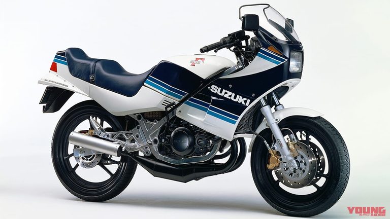 1983年3月に発売された、スズキのRG250Γの右側面の写真｜「今見てもやっぱカッコいいわ…」40年以上前のモデルとは思えない！ ひと目でわかるカラーリングとアルミフレームが印象的な名車［スズキ RG250Γ］