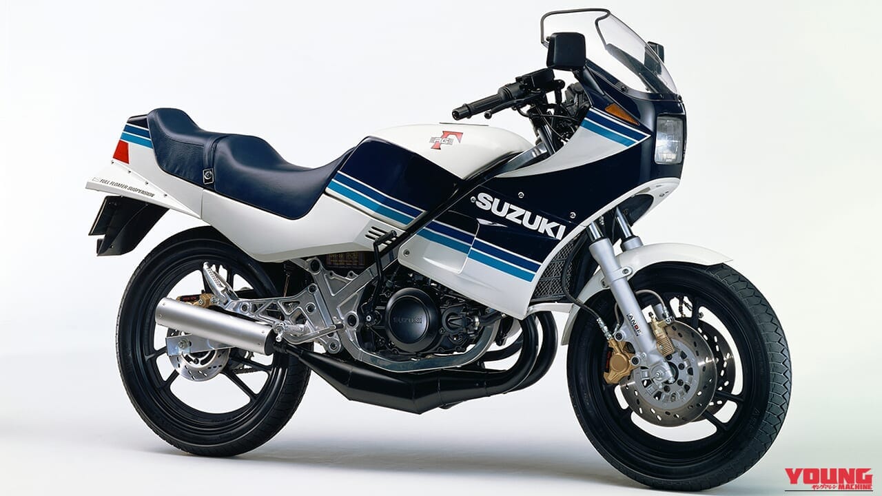 1983年3月に発売された、スズキのRG250Γの右側面の写真｜「今見てもやっぱカッコいいわ…」40年以上前のモデルとは思えない！ ひと目でわかるカラーリングとアルミフレームが印象的な名車［スズキ RG250Γ］