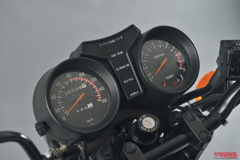 YAMAHAのRZ250のスピードメーターと回転計｜「発売前から予約が殺到」46年前に登場した常識外れのハイスペックマシン。白×赤の日の丸カラーが印象的だった［YAMAHA RZ250］を紹介