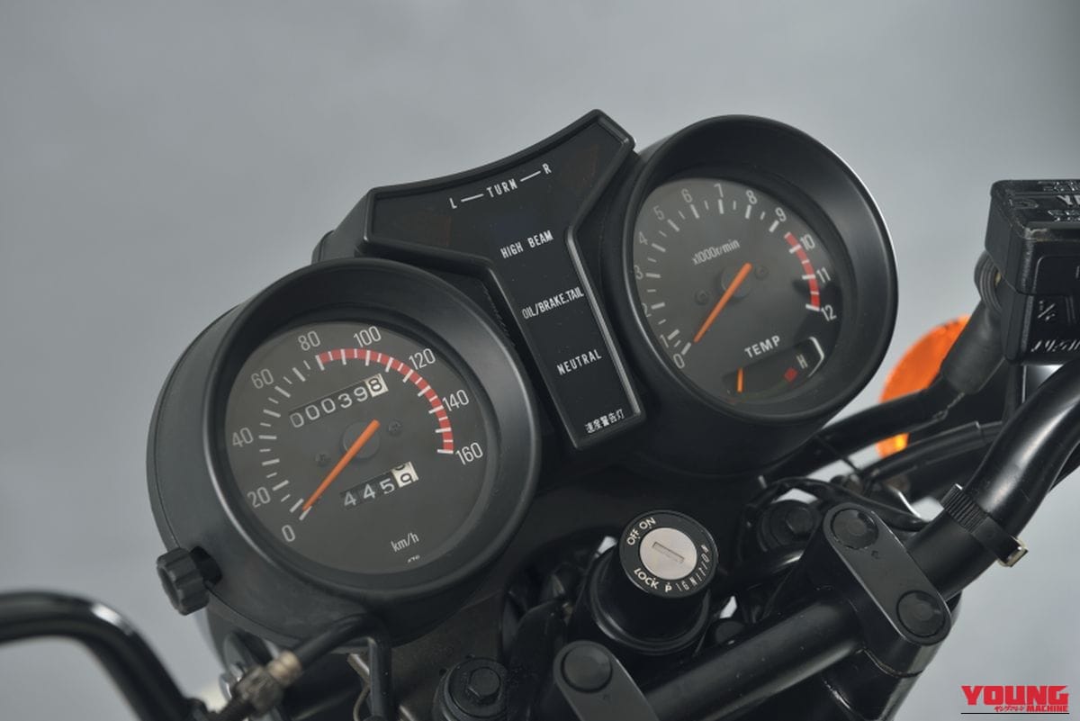 YAMAHAのRZ250のスピードメーターと回転計｜「発売前から予約が殺到」46年前に登場した常識外れのハイスペックマシン。白×赤の日の丸カラーが印象的だった［YAMAHA RZ250］を紹介
