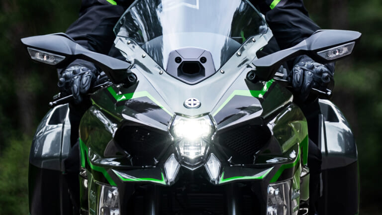驚異の200馬力スーパーチャージャーに前車追従クルコンに電子制御サス! カワサキの最高峰ツアラー「Ninja H2 SX SE」2027年型が価格据え置きで登場