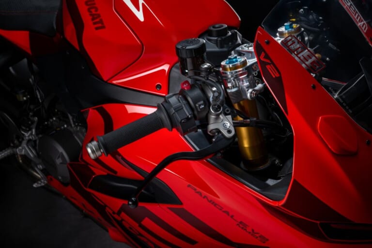 DUCATI PANIGALE V2｜鍛造ホイール装備で約1.5kg軽量化。ドゥカティのVツインスーパースポーツ×マルケス＆バニャイア特別仕様車でMotoGPのDNAをその手に！【PANIGALE V2 MM93/FB63】