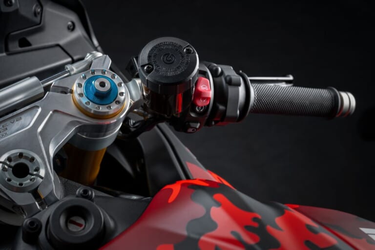 DUCATI PANIGALE V2｜鍛造ホイール装備で約1.5kg軽量化。ドゥカティのVツインスーパースポーツ×マルケス＆バニャイア特別仕様車でMotoGPのDNAをその手に！【PANIGALE V2 MM93/FB63】