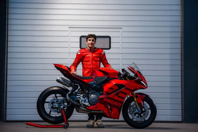 DUCATI PANIGALE V2｜鍛造ホイール装備で約1.5kg軽量化。ドゥカティのVツインスーパースポーツ×マルケス＆バニャイア特別仕様車でMotoGPのDNAをその手に！【PANIGALE V2 MM93/FB63】