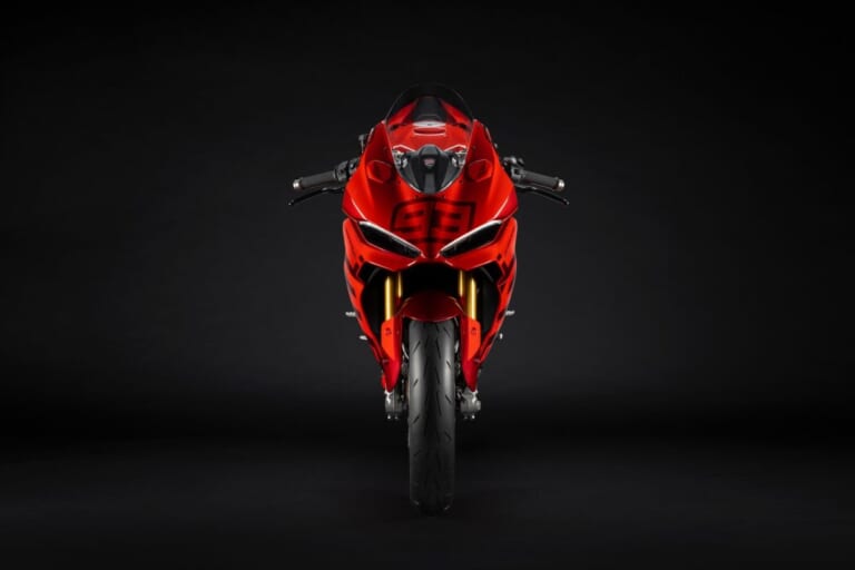 DUCATI PANIGALE V2|鍛造ホイール装備で約1.5kg軽量化。ドゥカティのVツインスーパースポーツ×マルケス&バニャイア特別仕様車でMotoGPのDNAをその手に!【PANIGALE V2 MM93/FB63】