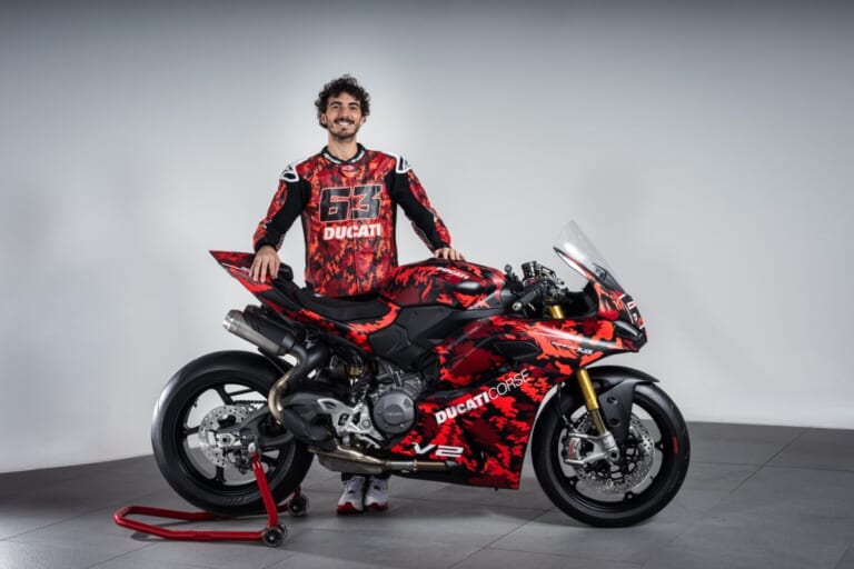 DUCATI PANIGALE V2|鍛造ホイール装備で約1.5kg軽量化。ドゥカティのVツインスーパースポーツ×マルケス&バニャイア特別仕様車でMotoGPのDNAをその手に!【PANIGALE V2 MM93/FB63】