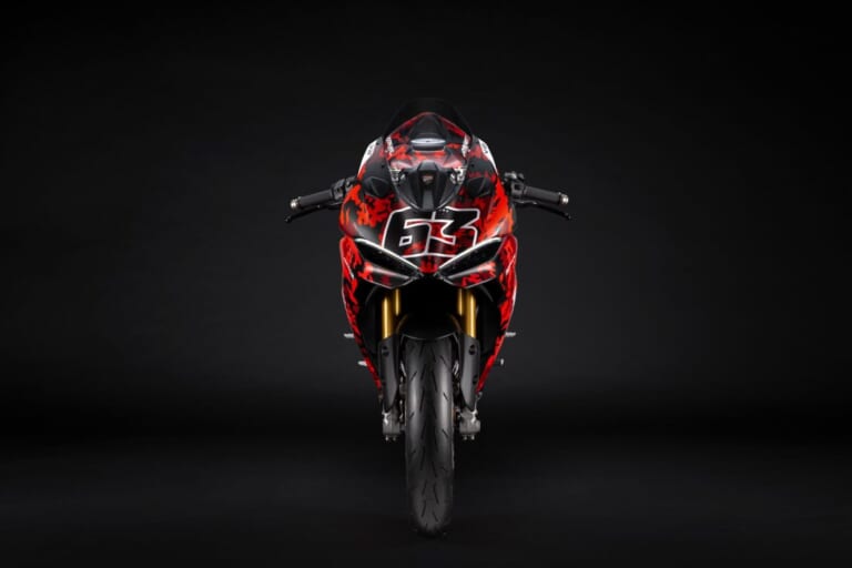 DUCATI PANIGALE V2|鍛造ホイール装備で約1.5kg軽量化。ドゥカティのVツインスーパースポーツ×マルケス&バニャイア特別仕様車でMotoGPのDNAをその手に!【PANIGALE V2 MM93/FB63】