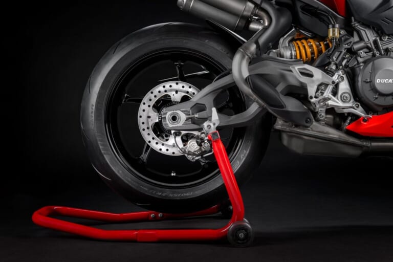 DUCATI PANIGALE V2｜鍛造ホイール装備で約1.5kg軽量化。ドゥカティのVツインスーパースポーツ×マルケス＆バニャイア特別仕様車でMotoGPのDNAをその手に！【PANIGALE V2 MM93/FB63】