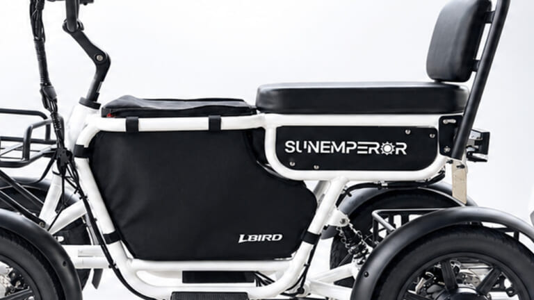 四輪の安定性と50kmの航続距離を誇る特定原付「エルバード」がさらに快適に! 長時間乗車がラクになる専用バックレストが発売