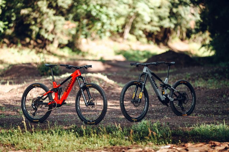 舗装路も荒野も制覇する。イタリア名門のモータースポーツDNAと複合素材の一貫生産技術が結実した、ドゥカティの新型サイクル(ロード・グラベル・E-MTB)が登場|舗装路も荒野も制覇する。イタリア名門のモータースポーツDNAと複合素材の一貫生産技術が結実した、ドゥカティの新型サイクル(ロード・グラベル・E-MTB)が登場