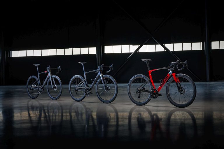 舗装路も荒野も制覇する。イタリア名門のモータースポーツDNAと複合素材の一貫生産技術が結実した、ドゥカティの新型サイクル(ロード・グラベル・E-MTB)が登場｜舗装路も荒野も制覇する。イタリア名門のモータースポーツDNAと複合素材の一貫生産技術が結実した、ドゥカティの新型サイクル(ロード・グラベル・E-MTB)が登場