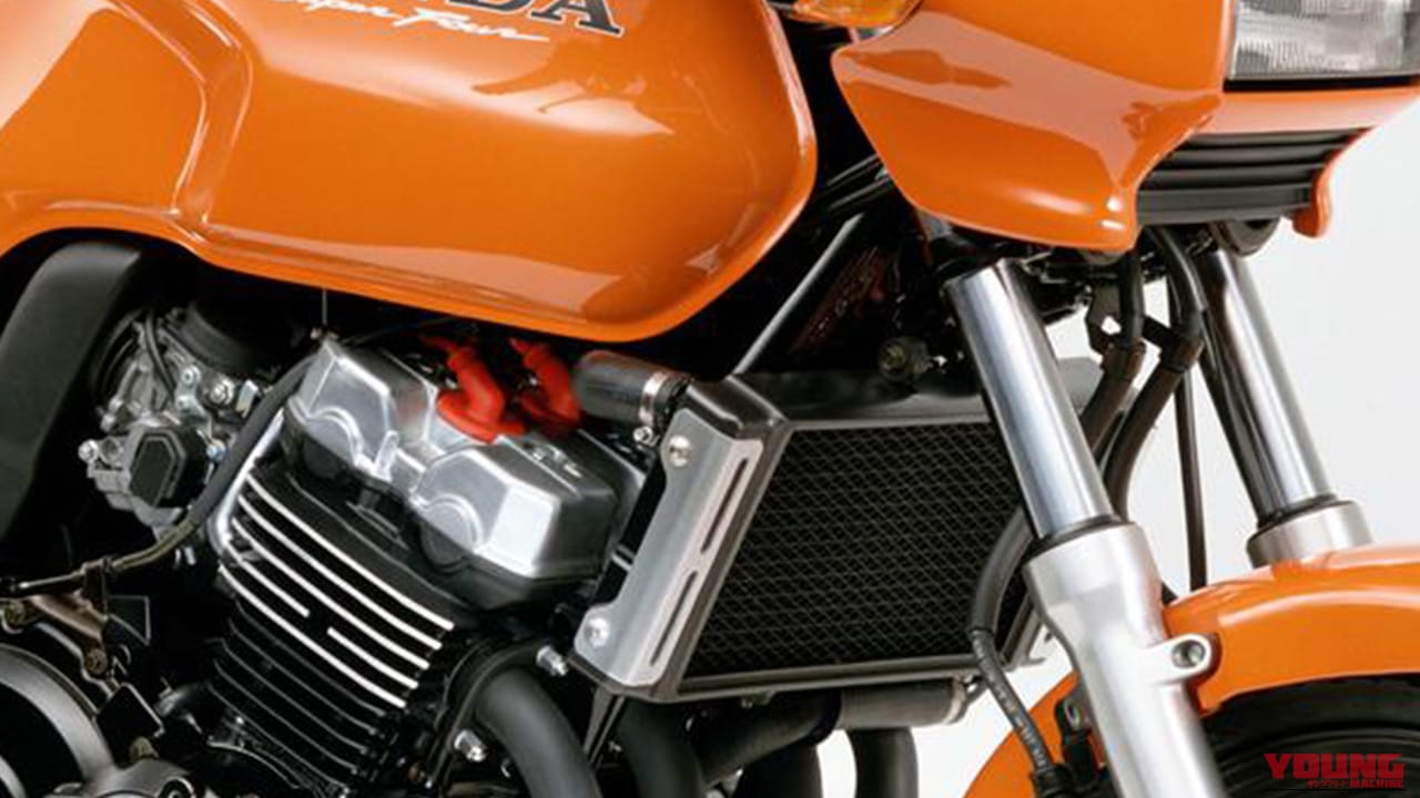 “R”は伊達じゃない! 1万2000rpmで53馬力を解き放つホンダ「CB400 SUPER FOUR バージョンR」の伝説と技術